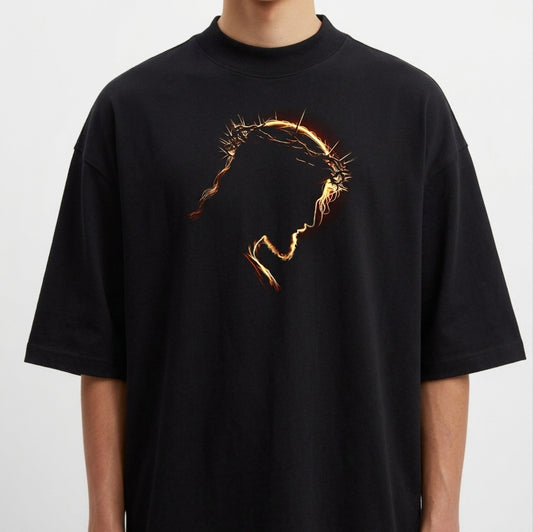 Camiseta com estampa frontal de um perfil contornado de rosto envolto em espinhos e auréola luminosa, destacando traços finos e detalhados.