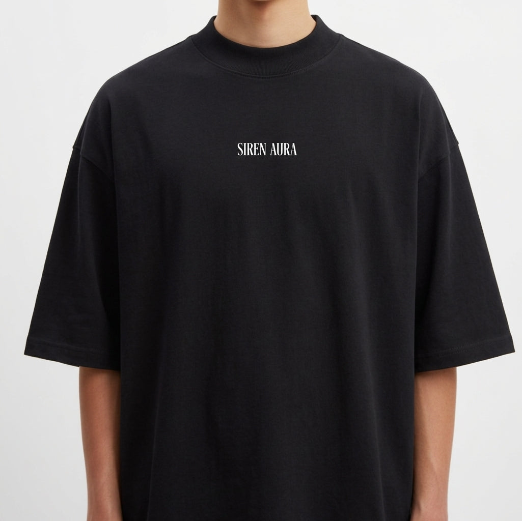 Camiseta com estampa frontal de texto pequeno "SIREN AURA" e estampa traseira de rosto feminino com lágrimas de sangue e texto "TREINO É RITUAL".