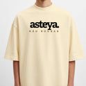 Camiseta com estampa frontal de "asteya" e "NÃO ROUBAR" e estampa traseira de "yamas" com lista de palavras como "satya", "brahmacharya", "ahimsa", "asteya" e "aparigraha".