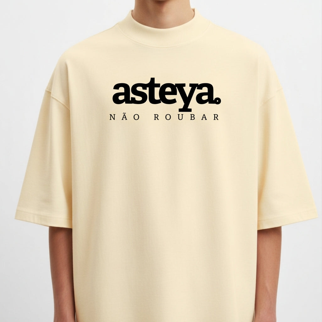 Camiseta com estampa frontal de "asteya" e "NÃO ROUBAR" e estampa traseira de "yamas" com lista de palavras como "satya", "brahmacharya", "ahimsa", "asteya" e "aparigraha".