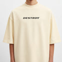 Camiseta com estampa frontal de "DESTROY" em fonte estilizada e estampa traseira de personagem em forma de coração rosa segurando bebida, com textos "DESTROY" e "Doped Heart".