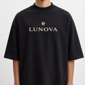 Camiseta com estampa frontal de texto "LUNOVA" com símbolo acima e estampa traseira de lanterna japonesa sob árvore de cerejeira com lua vermelha ao fundo.