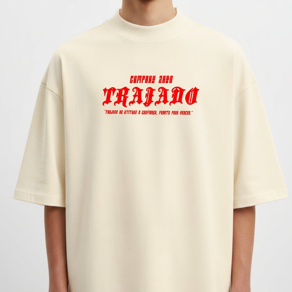 Camiseta com estampa frontal de texto estilizado, incluindo frases em duas linhas, destacando uma fonte gótica impactante e elementos adicionais em tamanho menor.