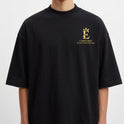 Camiseta com estampa frontal de símbolo com coroa e texto, e estampa traseira de carpa koi sob lua, cercada por águas e flores, com descrições.