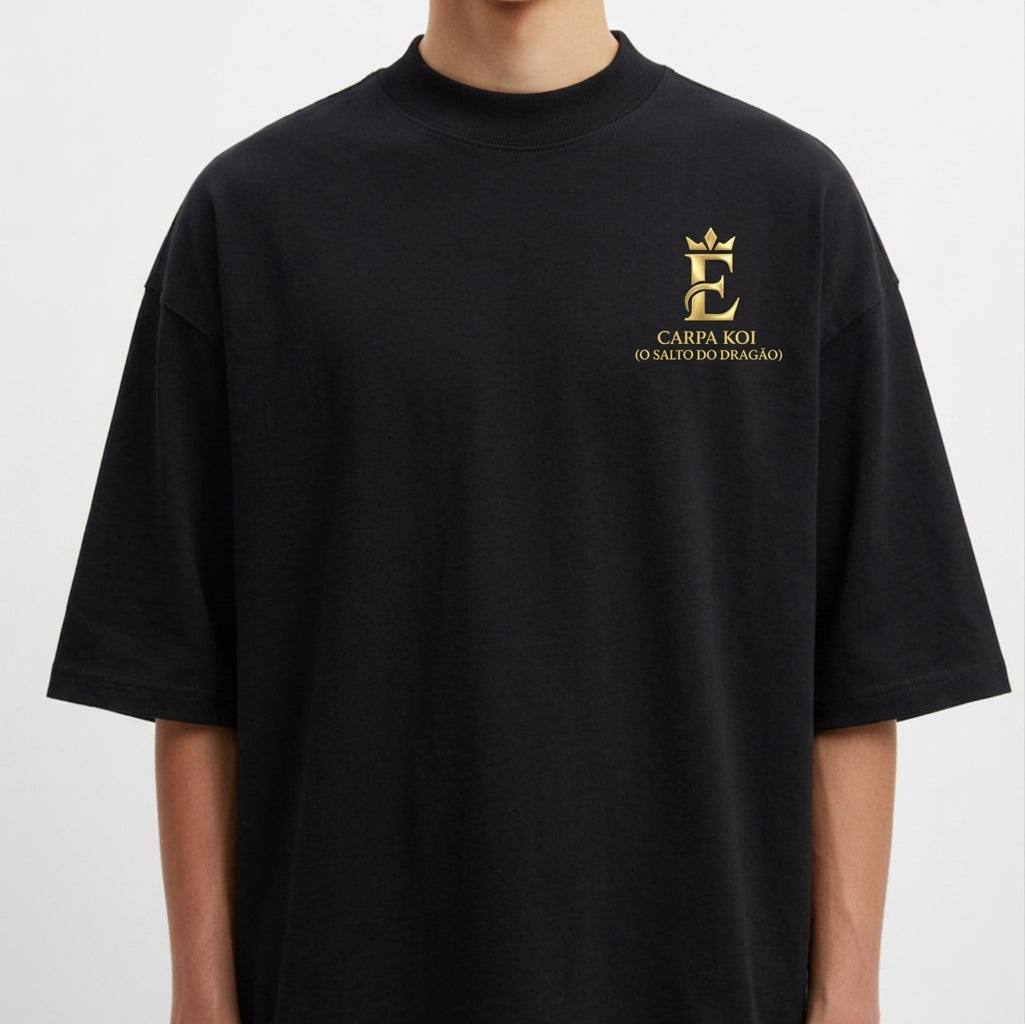Camiseta com estampa frontal de símbolo com coroa e texto, e estampa traseira de carpa koi sob lua, cercada por águas e flores, com descrições.