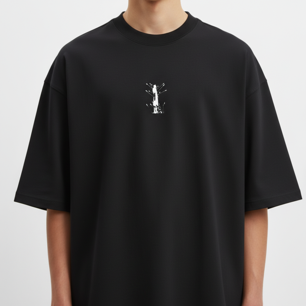 Camiseta com estampa frontal de uma figura com setas cravadas e estampa traseira de quadrinhos, espada, e textos estilo revista com tema medieval.