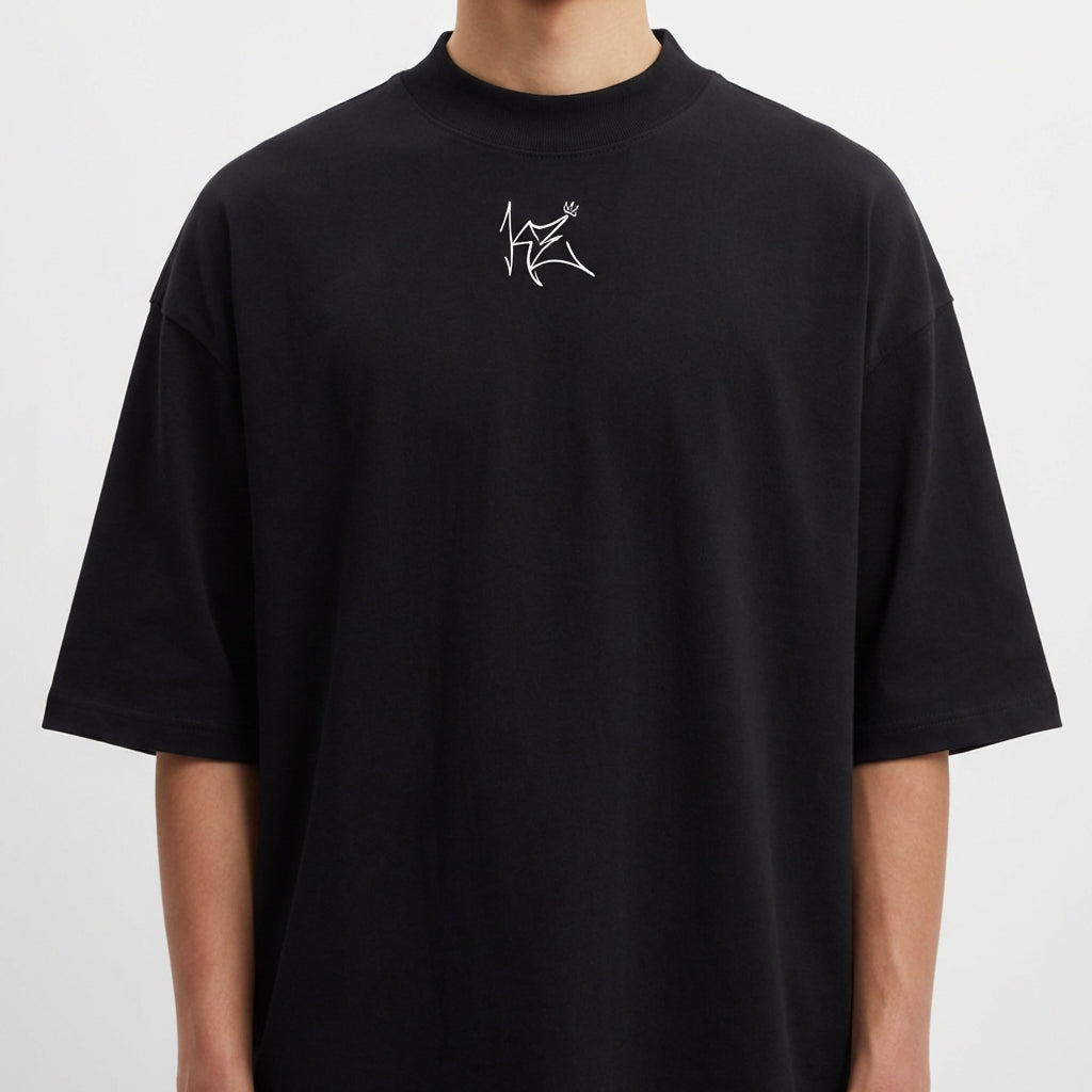 Camiseta com estampa frontal de linha abstrata com figura estilizada e estampa traseira de dado vermelho rodeado por fumaça em tons ondulantes.