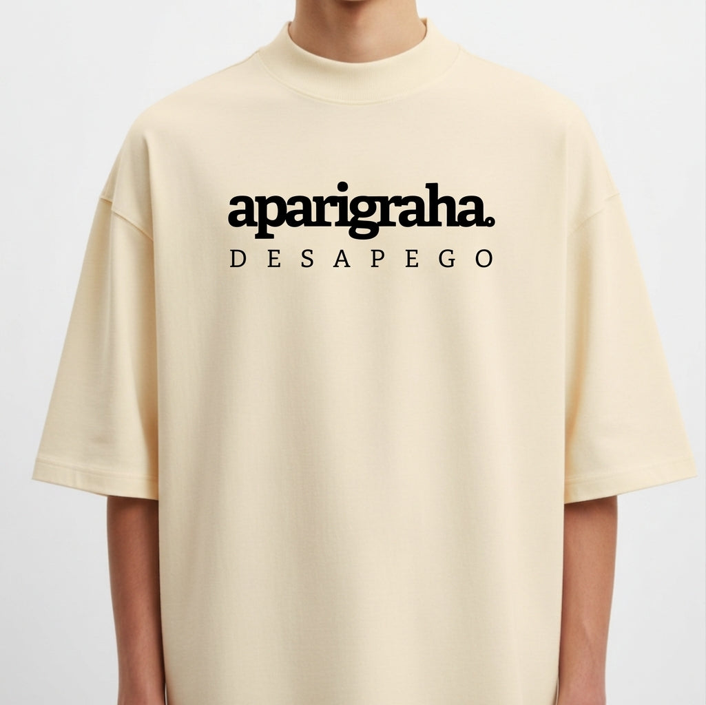 Camiseta com estampa frontal de "aparigraha. desapego" e estampa traseira de "yamas." seguida de palavras como "satya" e seus significados em lista vertical.