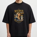Camiseta com estampa frontal de uma imagem detalhada de Maria, Mãe de Jesus, acompanhada da frase inspiradora sobre proteção e fé.