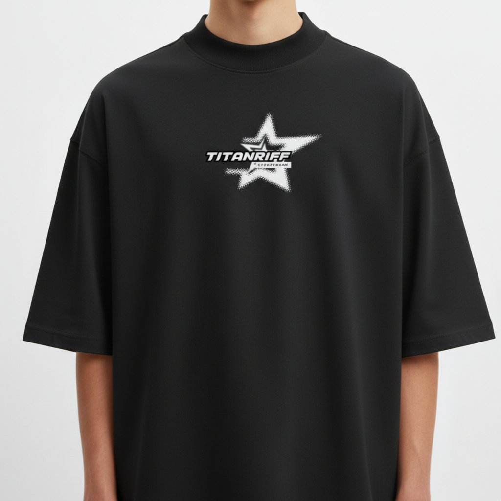 Camiseta com estampa frontal de uma estrela estilizada com efeito pontilhado, centralizada e envolvendo o nome "Titanriff" em fonte destacada.
