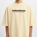 Camiseta com estampa frontal de "brahmacharya energia consciente" e estampa traseira de "yamas" com lista de conceitos como "satya" e "aparigraha".