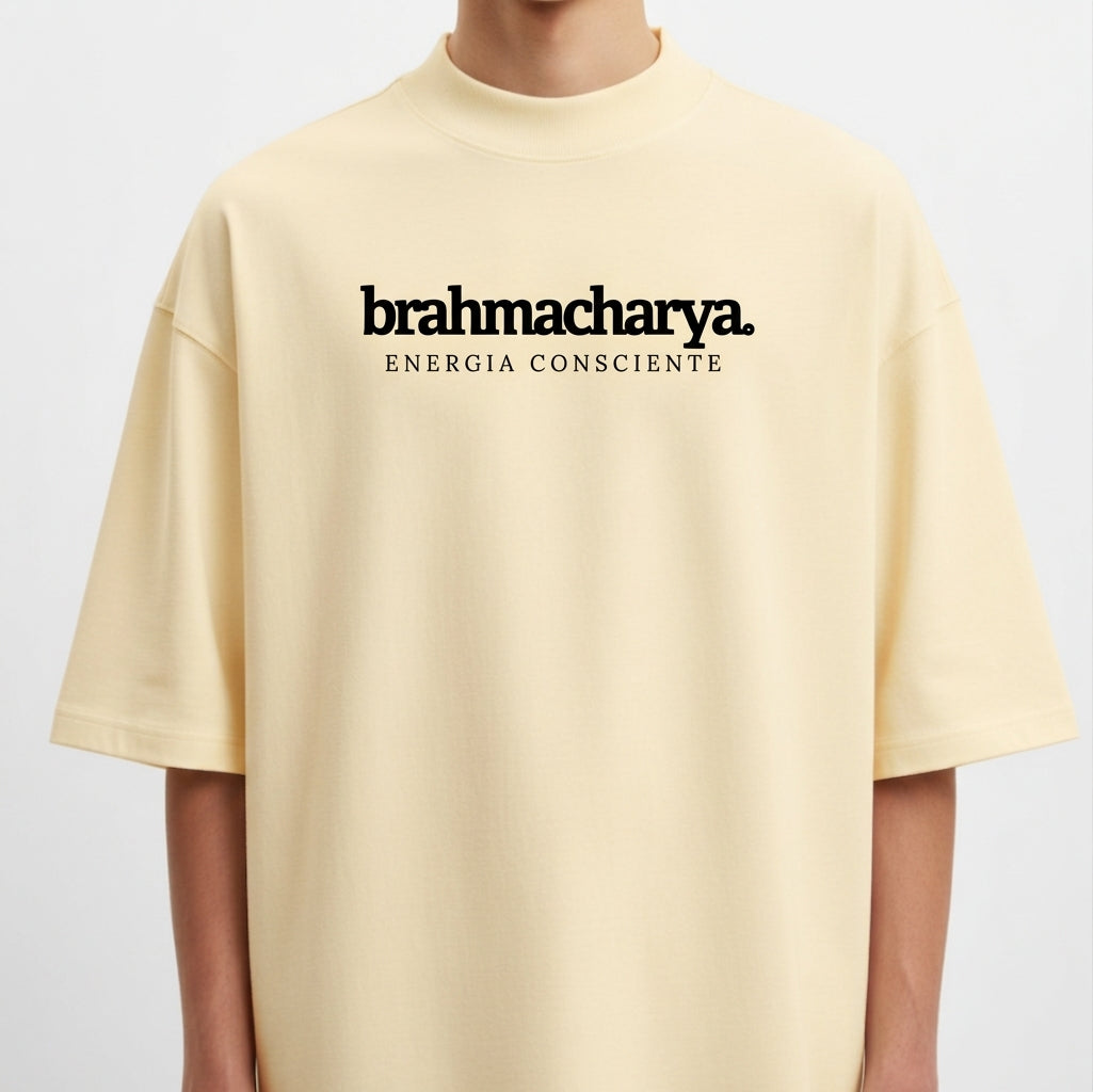 Camiseta com estampa frontal de "brahmacharya energia consciente" e estampa traseira de "yamas" com lista de conceitos como "satya" e "aparigraha".