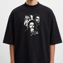 Camiseta com estampa frontal de três imagens sobrepostas de um homem, incluindo uma com microfone e outra com expressão pensativa, acompanhado de assinatura estilizada.