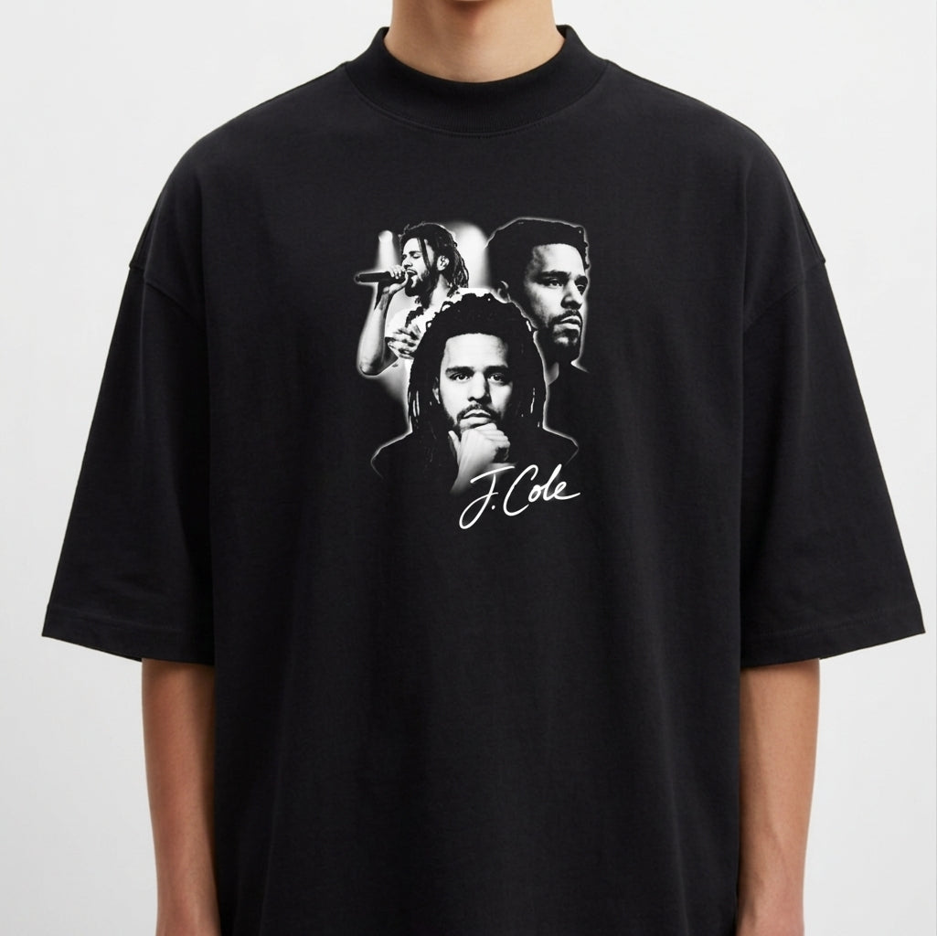 Camiseta com estampa frontal de três imagens sobrepostas de um homem, incluindo uma com microfone e outra com expressão pensativa, acompanhado de assinatura estilizada.