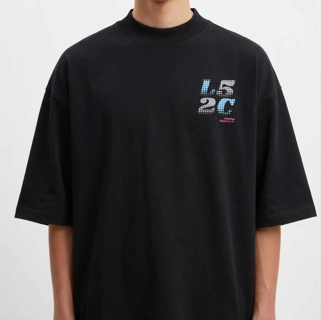 Camiseta com estampa frontal de “L5 2C” em estilo pixelizado e texto menor em roxo, e estampa traseira ampliada do mesmo texto com caracteres adicionais.