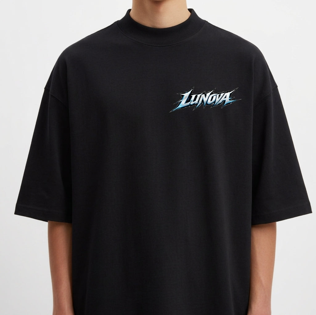 Camiseta com estampa frontal de tipografia estilizada "Lunova" e estampa traseira de panda guerreiro com espada e fundo splash detalhado.