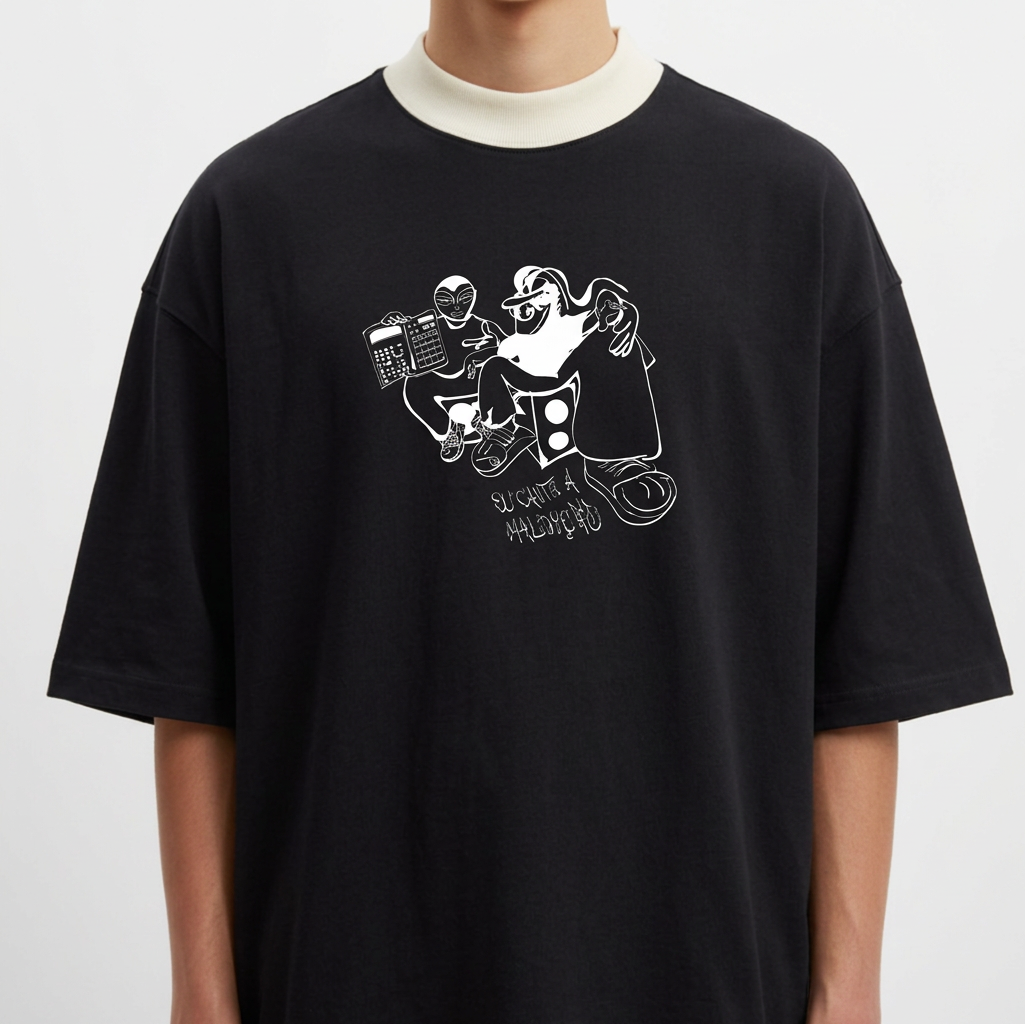 Camiseta com estampa frontal de dois personagens sentados com um dispositivo, um dos personagens sorridente e mãos aos ombros, e estampa traseira de gaiola minimalista com texto pequeno.