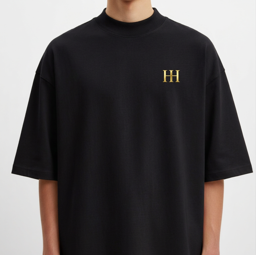 Camiseta com estampa frontal de "H" estilizado e estampa traseira de figura clássica com coroa, rodeado por texto "Working has Results" em estilo robusto.