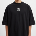 Camiseta com estampa frontal de pequeno desenho abstrato e estampa traseira de personagem musculoso com faixa na cabeça sobre texto expressivo "High Volume Low IQ".