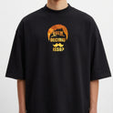 Camiseta com estampa frontal de cabelo estilizado com frase "Quem decidiu isso?" em combinação cômica e estampa traseira de personagem musculoso com espada, nome "Escanor".