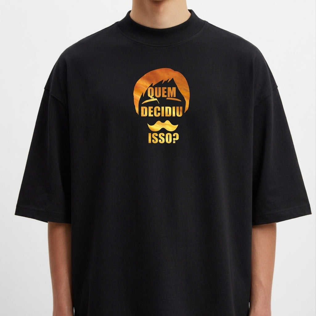 Camiseta com estampa frontal de cabelo estilizado com frase "Quem decidiu isso?" em combinação cômica e estampa traseira de personagem musculoso com espada, nome "Escanor".