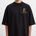 Camiseta com estampa frontal de coroa sobre letra estilizada acompanhada do texto "O Dragão Oriental (RTV/Long)" e estampa traseira de dragão mítico em cena detalhada com nuvens e texto em caracteres orientais.