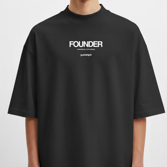 Camiseta com estampa frontal de texto em três partes: "FOUNDER" no topo, "WORKING 24/7 FOR A DREAM" no centro e "justshipit" na base.