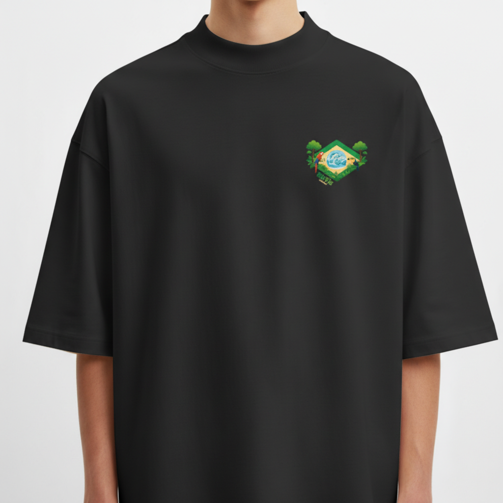 Camiseta com estampa frontal de logo tropical com pássaros e paisagem em destaque e estampa traseira maior mostrando cena de natureza exuberante com araras.