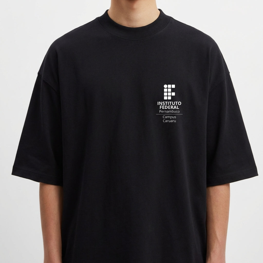 Camiseta com estampa frontal de logo e texto do Instituto Federal Campus Caruaru e estampa traseira de engrenagem, texto "Mecatrônica IFPE" e elementos gráficos.