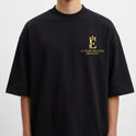 Camiseta com estampa frontal de uma coroa acima de texto "O Tigre Branco (Byakko)" e estampa traseira de tigre sob céu estrelado com folhas e texto japonês.
