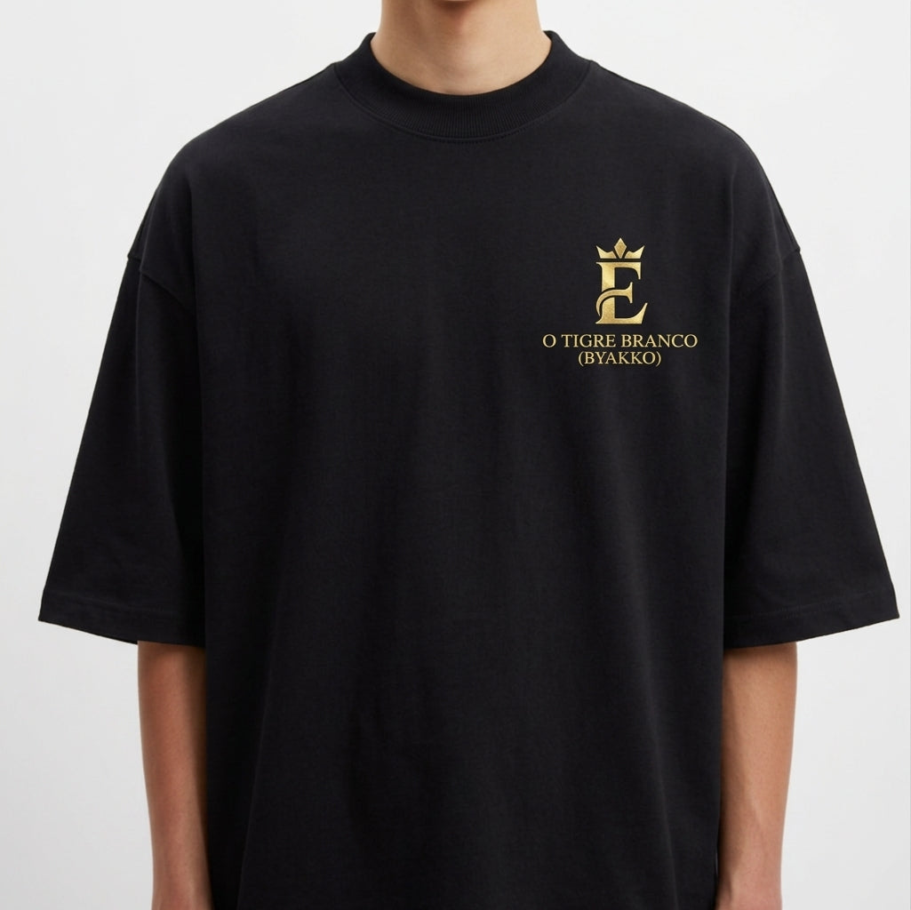 Camiseta com estampa frontal de uma coroa acima de texto "O Tigre Branco (Byakko)" e estampa traseira de tigre sob céu estrelado com folhas e texto japonês.