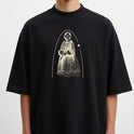 Camiseta com estampa frontal de figura retrô em traje antigo, com detalhe de arco em destaque ao redor e um pequeno diamante no lado direito.