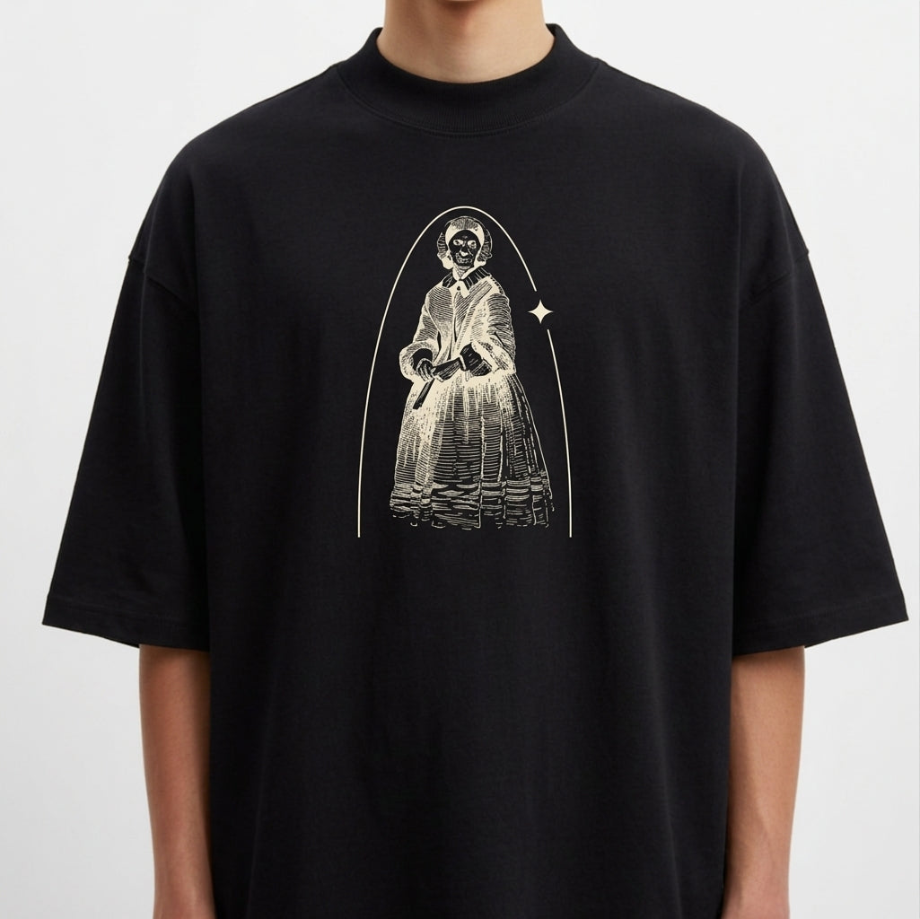 Camiseta com estampa frontal de figura retrô em traje antigo, com detalhe de arco em destaque ao redor e um pequeno diamante no lado direito.