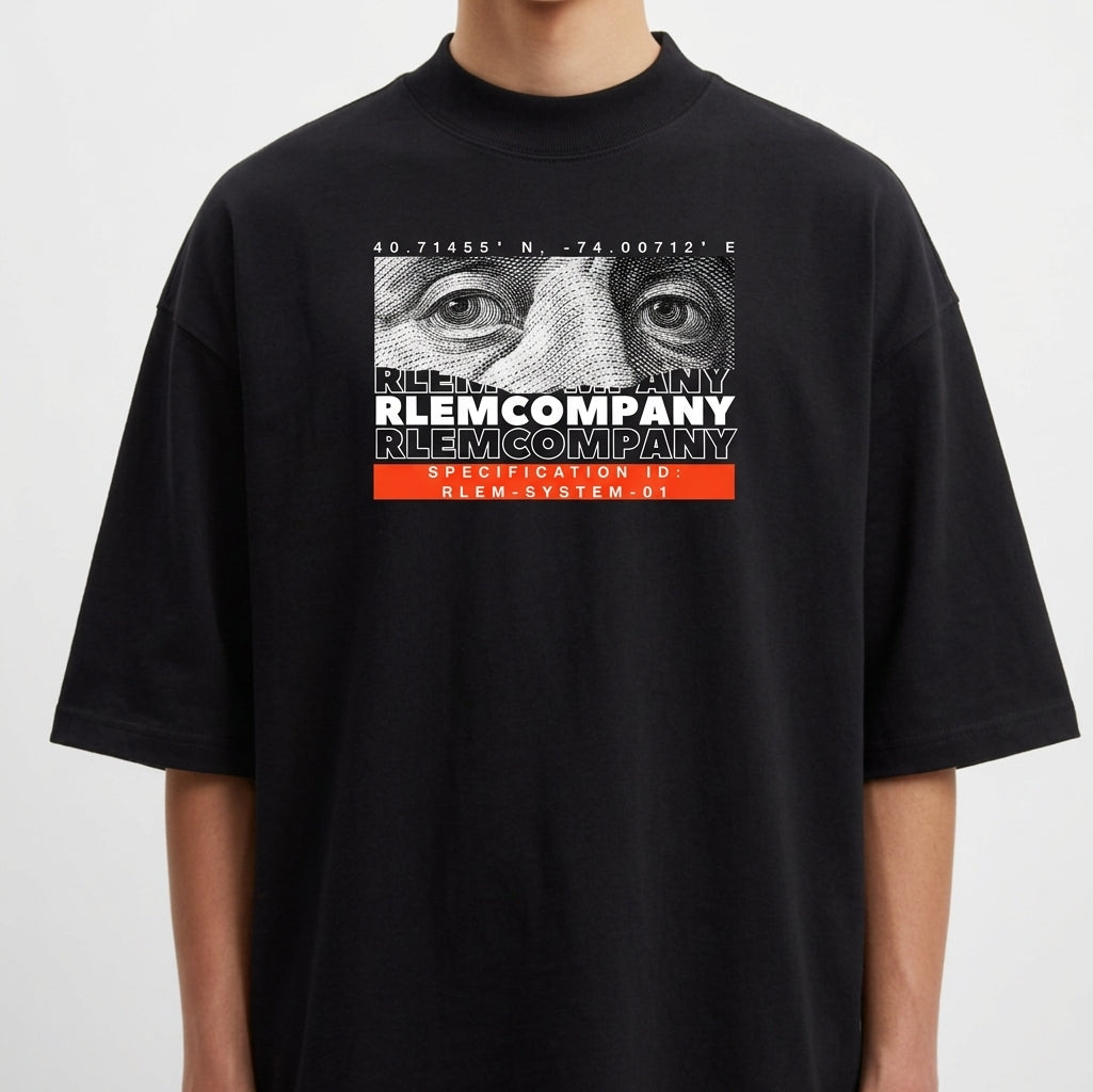 Camiseta com estampa frontal de olhos estilizados, coordenadas e texto "RLEMCOMPANY" repetido, além de "SPECIFICATION ID: RLEM-SYSTEM-01" em destaque.