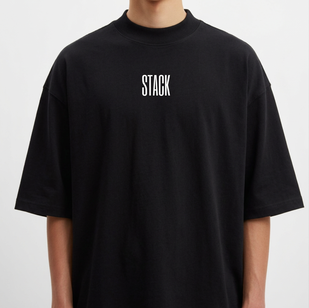 Camiseta com estampa frontal de "STACK" em letras grandes e estampa traseira de "BACKEND MACHINE behind the scenes" sobreposta em fundo com "STACK".