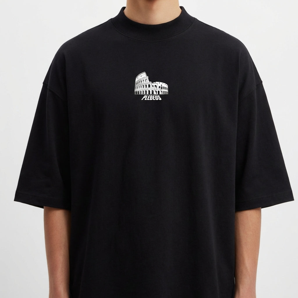Camiseta com estampa frontal de uma construção em estilo clássico e texto pequeno, e estampa traseira de uma cruz com uma pomba, mãos rezando e a palavra "forgiveness".
