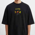 Camiseta com estampa frontal de três cadeiras ao redor de uma mesa com objetos, sob o texto "FALL CLOTHING", em um estilo gráfico e vibrante.