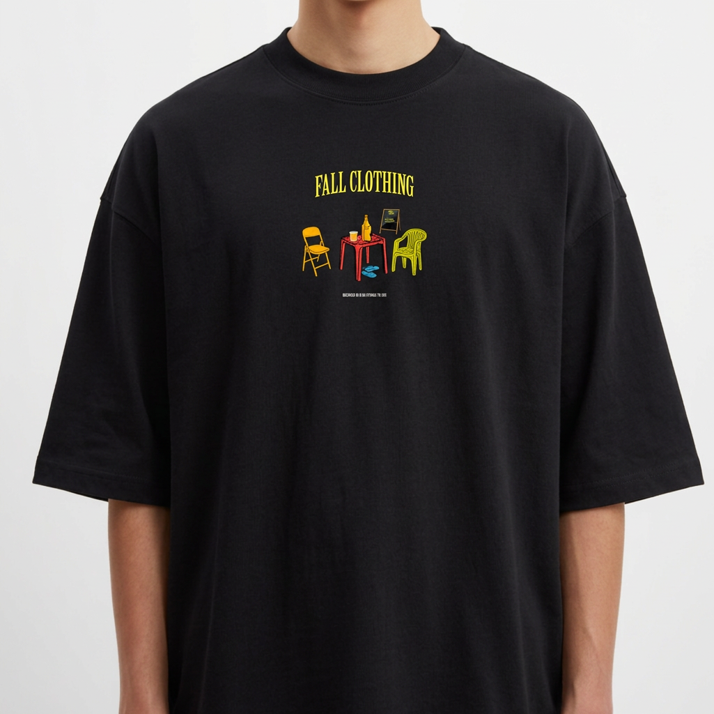 Camiseta com estampa frontal de três cadeiras ao redor de uma mesa com objetos, sob o texto "FALL CLOTHING", em um estilo gráfico e vibrante.