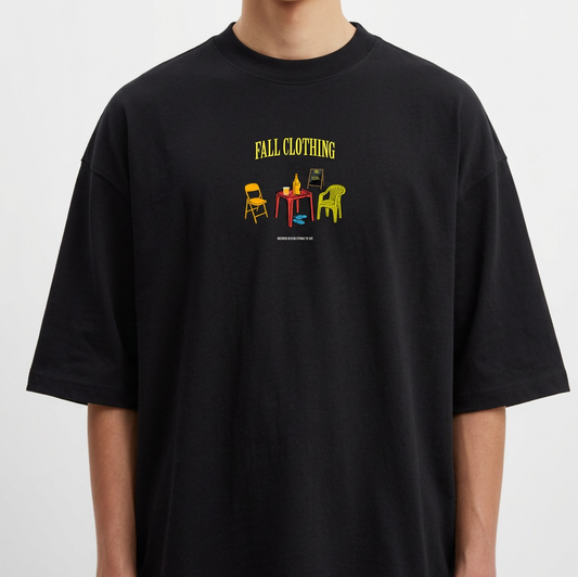 Camiseta com estampa frontal de três cadeiras ao redor de uma mesa com objetos, sob o texto "FALL CLOTHING", em um estilo gráfico e vibrante.