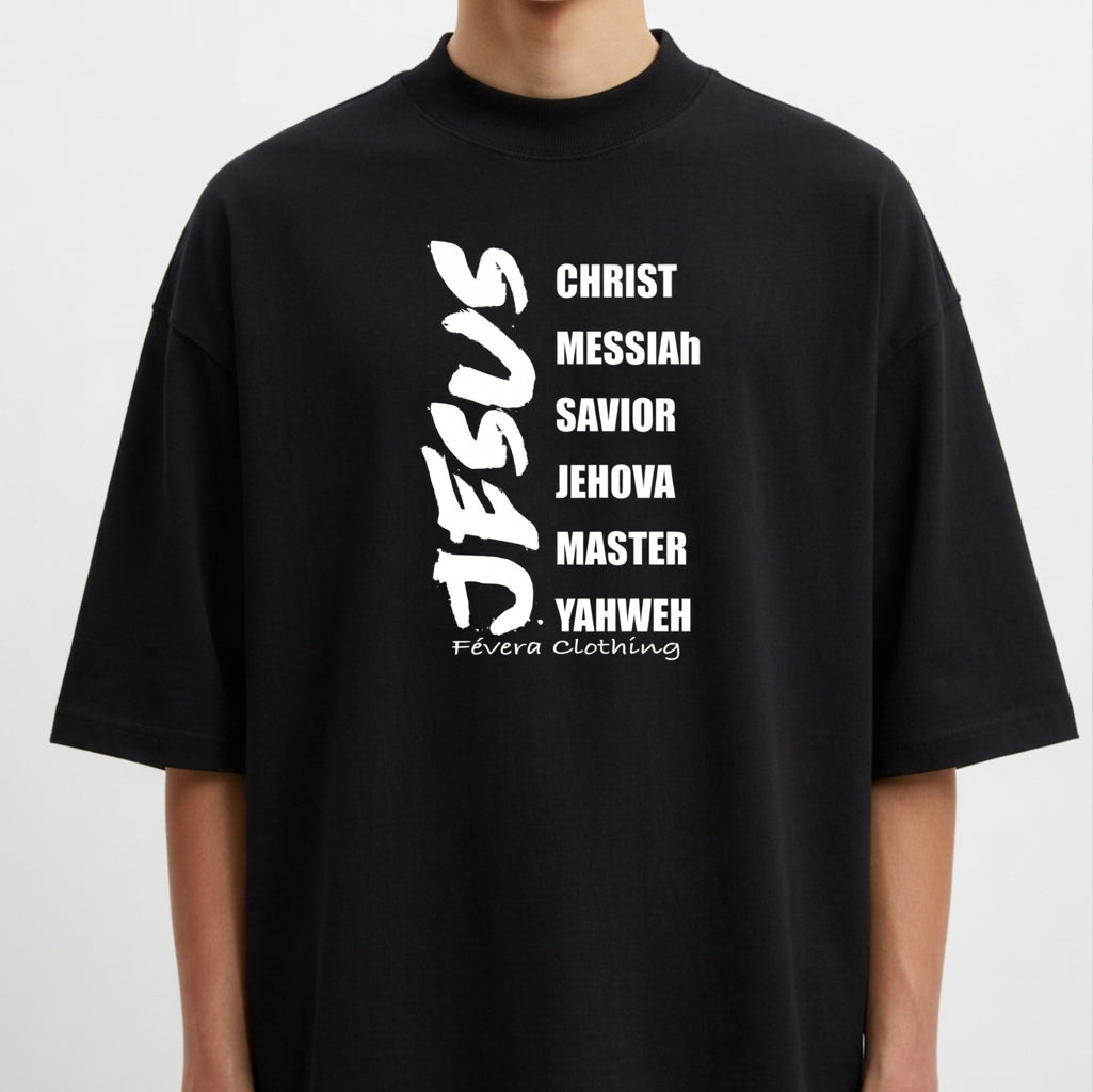Camiseta com estampa frontal de palavras em negrito listando "Jesus" acompanhado por títulos como "Christ", "Messiah", "Savior", "Jehova", "Master", "Yahweh".
