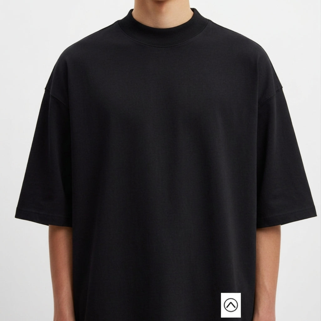 Camiseta com estampa frontal de pequeno logotipo minimalista e estampa traseira de folhas tropicais em diversas cores e círculo texturizado.