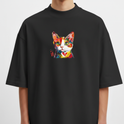 Camiseta com estampa frontal de rosto de gato estilizado, usando traços coloridos e vibrantes, destacando olhos expressivos e um coração no peito.