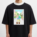 Camiseta com estampa frontal de personagem animada vestindo shorts e botas, carregando vegetais, em um cenário urbano com prédios e árvores.