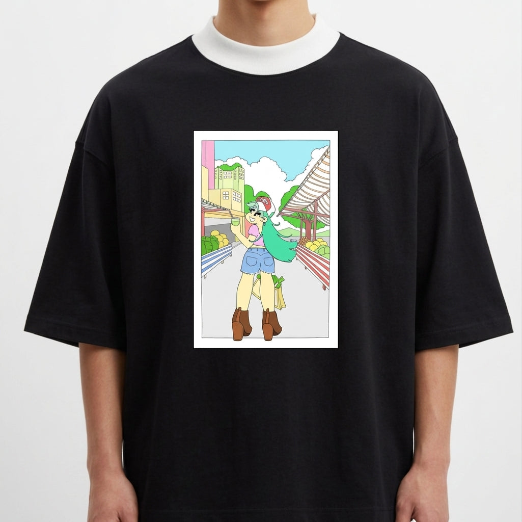 Camiseta com estampa frontal de personagem animada vestindo shorts e botas, carregando vegetais, em um cenário urbano com prédios e árvores.