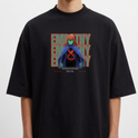 Camiseta com estampa frontal de personagem de capa azul sobre fundo com repetição da palavra "EMPATHY". Texto adicional na parte inferior da imagem.