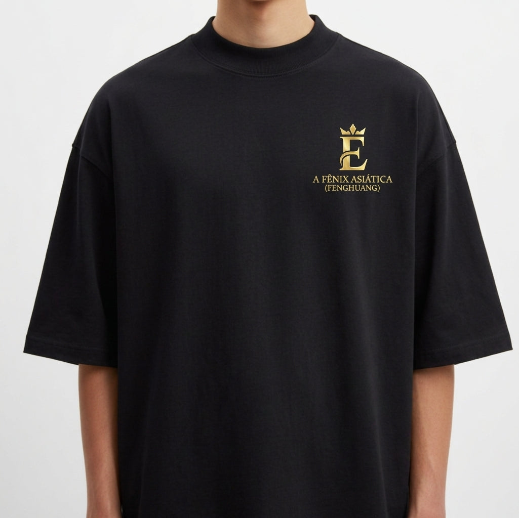 Camiseta com estampa frontal de coroa estilizada e texto "A Fênix Asiática (Fenghuang)" e estampa traseira de fênix entre nuvens e chamas sob a lua.