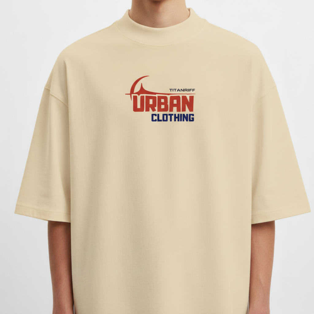 Camiseta com estampa frontal de "URBAN CLOTHING" em estilo urbano, com um detalhe gráfico acima e tipografia impactante em duas linhas.