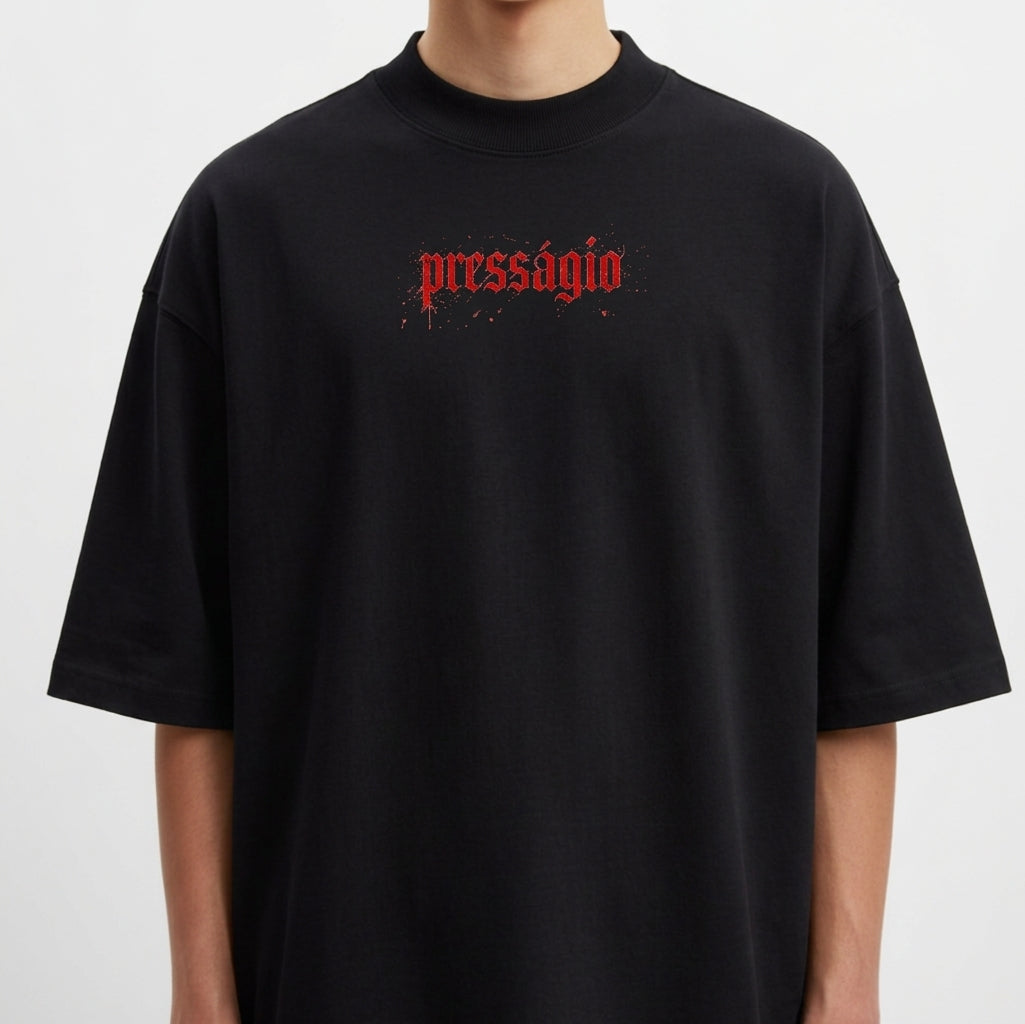 Camiseta com estampa frontal de "pressagio" em fonte estilizada e estampa traseira de círculo com "Maffie Records" no centro, ambos com aparência desgastada.