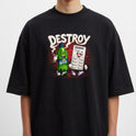 Camiseta com estampa frontal de uma garrafa antropomorfizada com óculos escuros, segurando um cigarro, ao lado de uma cartela de comprimidos sorridente sob a palavra "DESTROY".