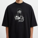 Camiseta com estampa frontal de três imagens de pessoa em diferentes poses com assinatura estilizada abaixo.